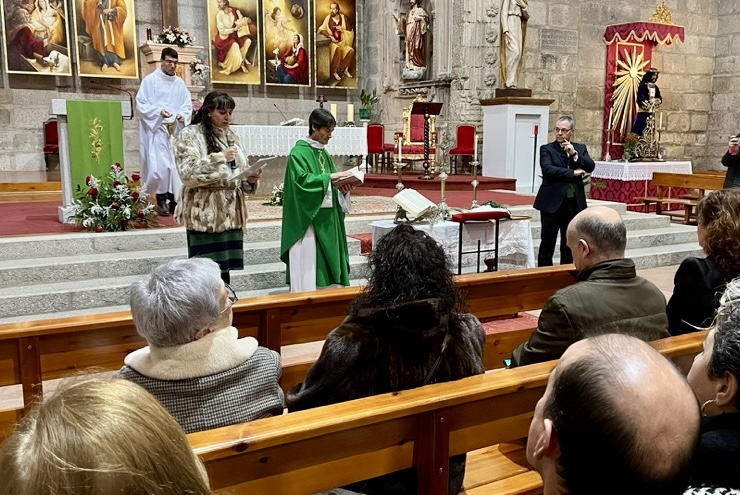La cofradía Nuestra Señora de la Esperanza recibe a sus nuevos cofrades con la entrega de medallas y la jura de reglas