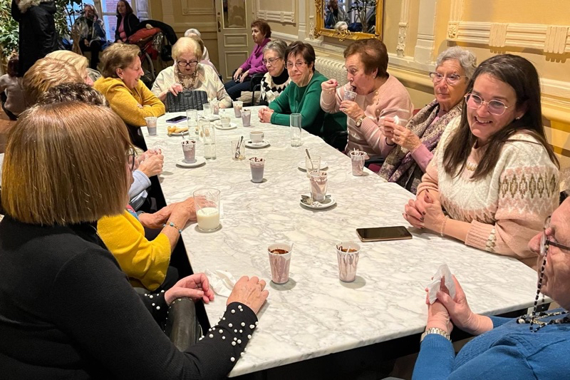 Multitudinaria chocolatada solidaria para dar la bienvenida a los festejos de Santa Águeda