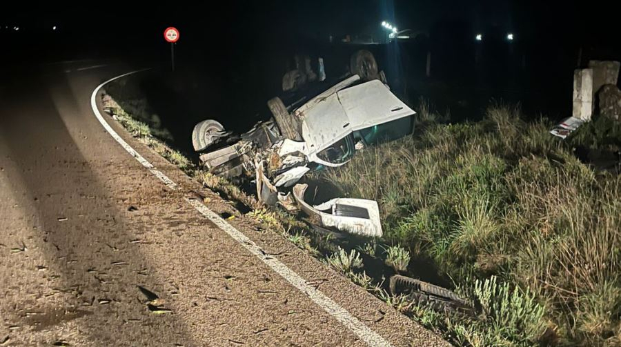 Dos personas salen milagrosamente ilesas del vuelco de su vehículo en Serranillo