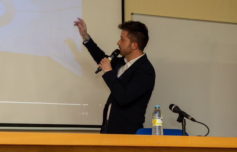 Adolfo Izquierdo, presentador de informativos de Antena 3, en el CIFP Rodríguez Fabrés