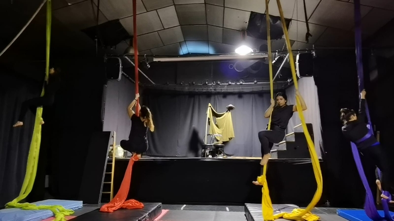 Telas aéreas, la acrobacia de moda entre los salmantinos