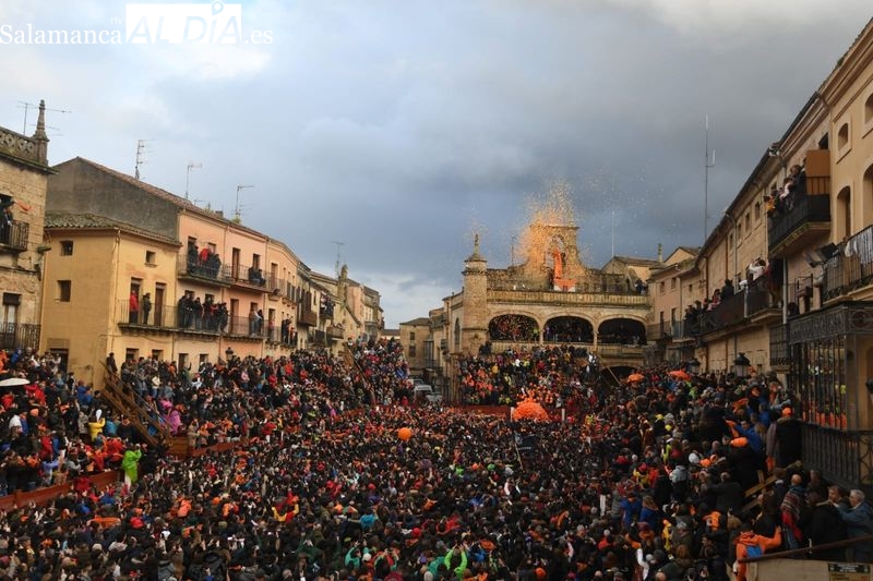 La lluvia intermitente no frena lo más mínimo las ganas de empezar el Carnaval 2024
