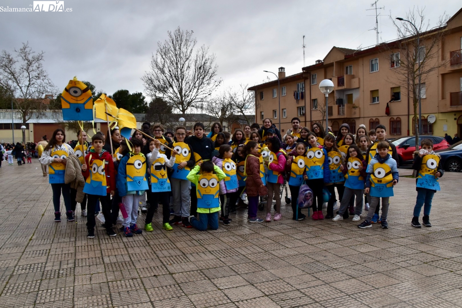 Los vecinos de El Rollo y Puente Ladrillo desafían al mal tiempo y llenan de color sus barrios