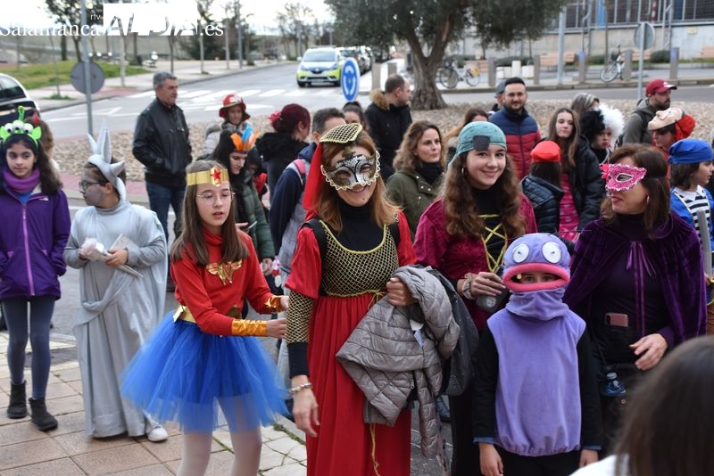 Originales disfraces en Vistahermosa en el pasacalles del Martes de Carnaval