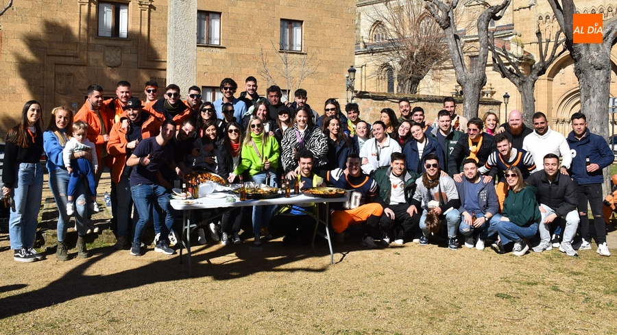 Varias peñas situadas en La Colada estrechan lazos juntándose para comer