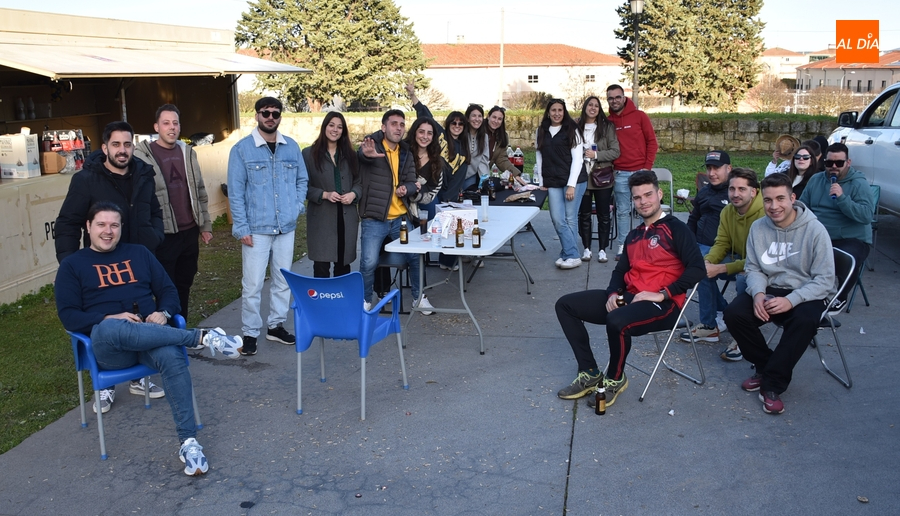 Miembros de varias peñas apuran la fiesta en Bolonia