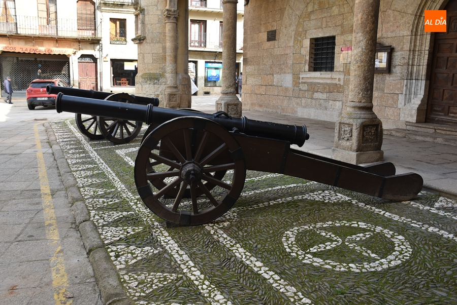 Retornan los cañones a la Plaza Mayor y los bancos de forja a la Plazuela del Buen Alcalde