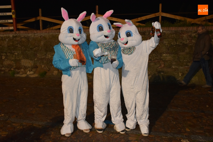 La fiesta se extiende por toda la ciudad dejando ver los primeros disfraces