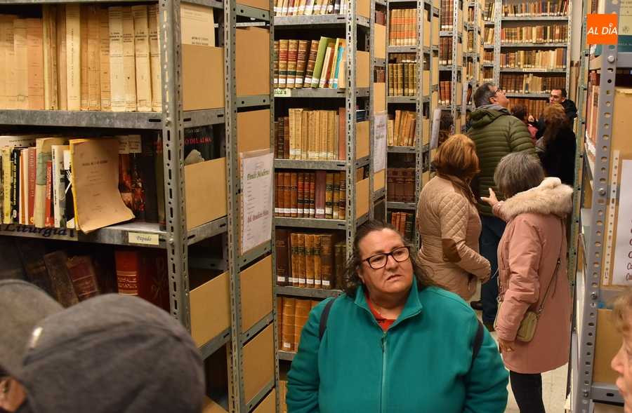 Alumnos de la Escuela de Adultos descubren la biblioteca del Seminario