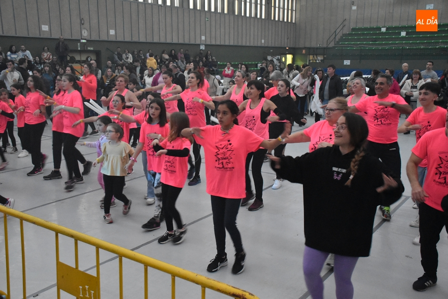 Mirobrigenses de todas las edades lo dan todo en la masterclass carnavalera de zumba