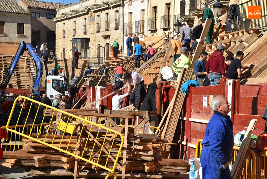 Ni San Blas frena los trabajos y la expectación por la construcción del coso taurino