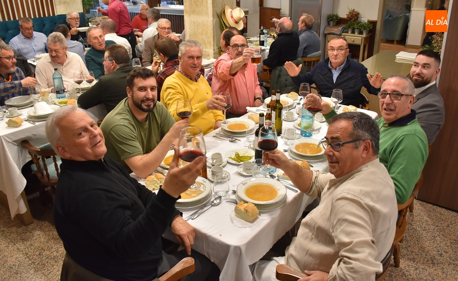 110 comensales degustan el cocido precarnavalero de la Peña El Rincón