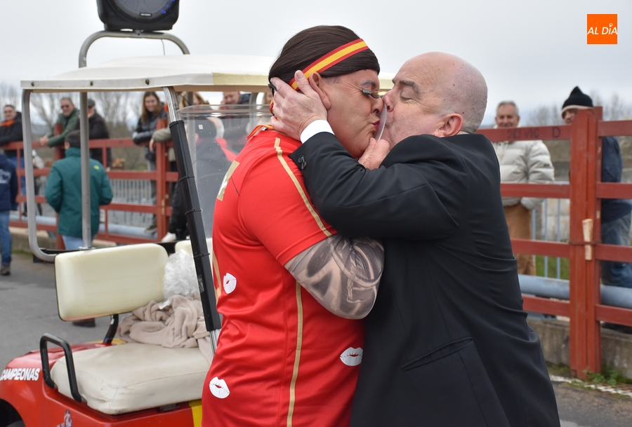 Rubiales y Jennifer Hermoso también ‘pican’ un Domingo de Carnaval tan musical como lluvioso