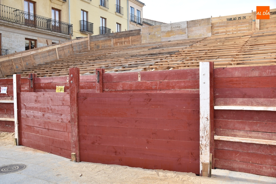 Ampliado debido a los fotógrafos el burladero central de la parte baja del coso taurino