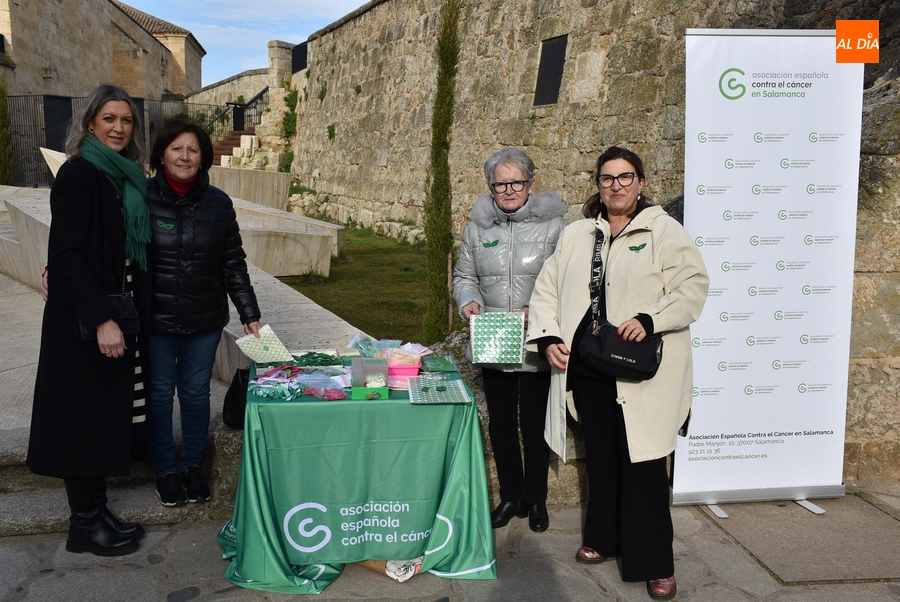 La AECC conmemora el Día contra el Cáncer repartiendo unos originales antifaces