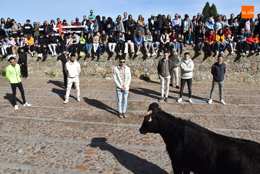 Multitudinario estreno en la franja matinal de la capea del Domingo de Piñata
