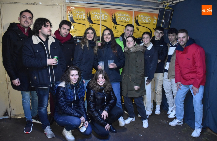 Los antiguos Jardines Bolonia viven el primer Jueves de Casetas de su historia con peñas