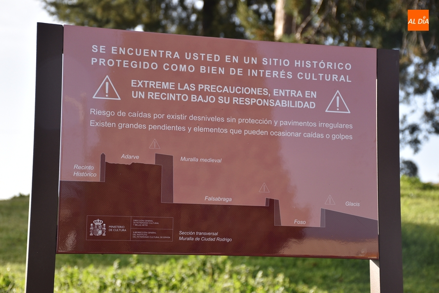 El Ministerio instala carteles alertando del peligro de la muralla y su entorno