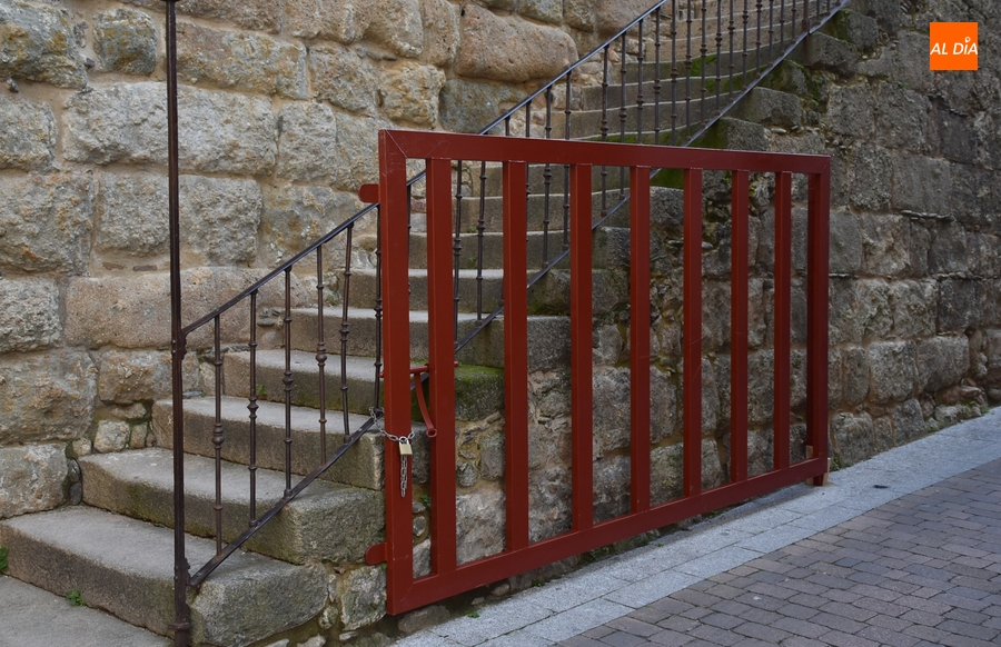 Instaladas las tres nuevas puertas de seguridad anexas a la calle Madrid