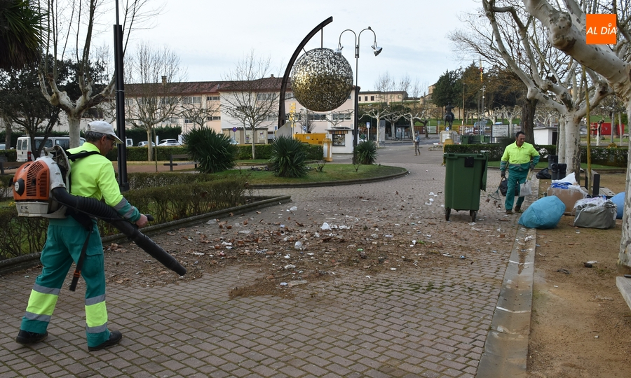 Ardua mañana de limpieza para volver lo antes posible a la normalidad