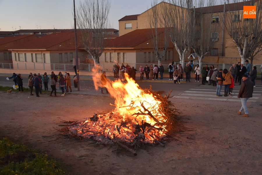 Las Águedas se suman con su hoguera al entretenidísimo sábado precarnavalero