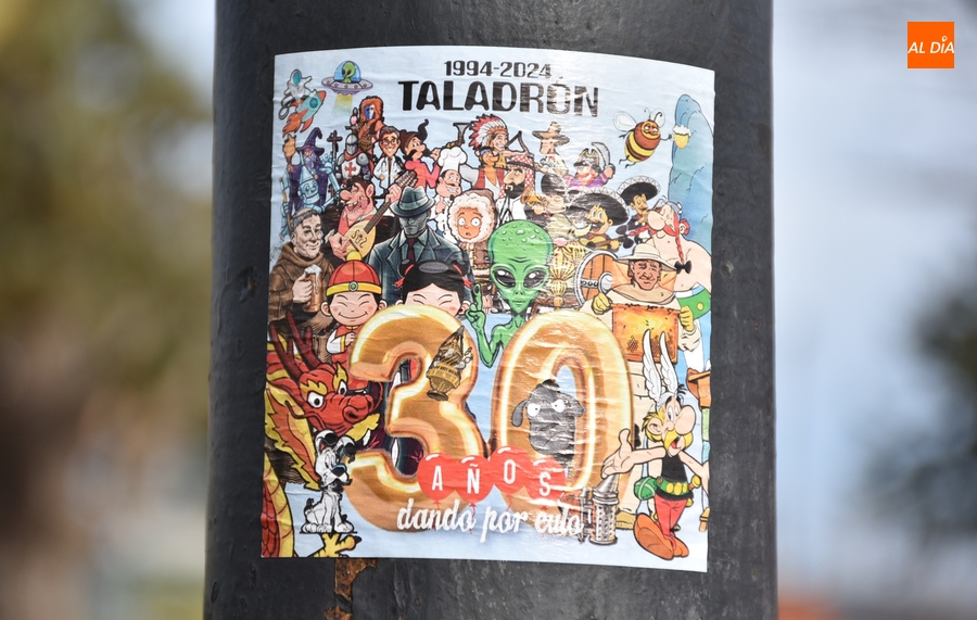 El Carnaval deja una colección de pegatinas de peñas en las calles