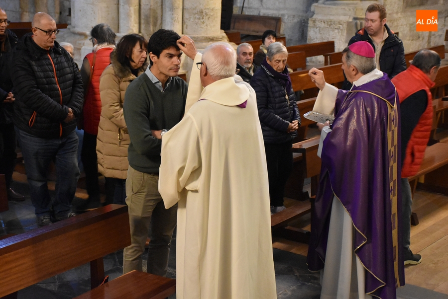 El diestro Pablo Aguado, entre los receptores de la ceniza en la Catedral mirobrigense