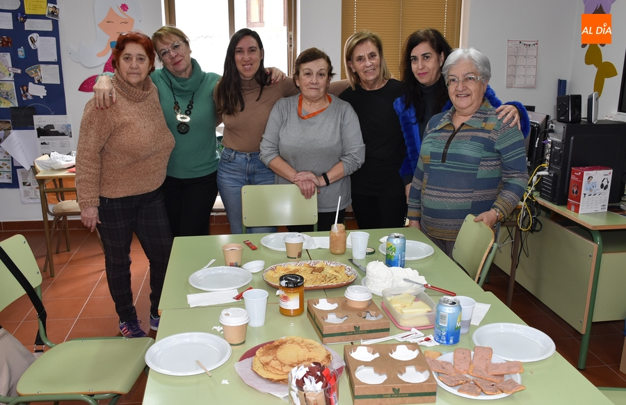 Alumnos de Francés de la Escuela de Adultos celebran la fiesta de las crepes
