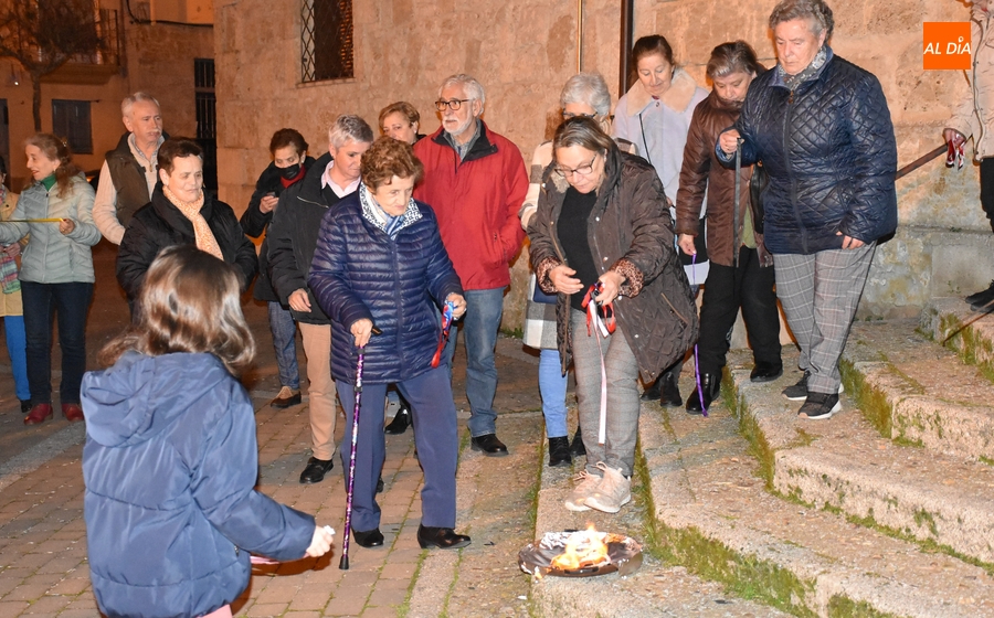 Fieles de San Cristóbal queman juntos sus gargantillas de San Blas