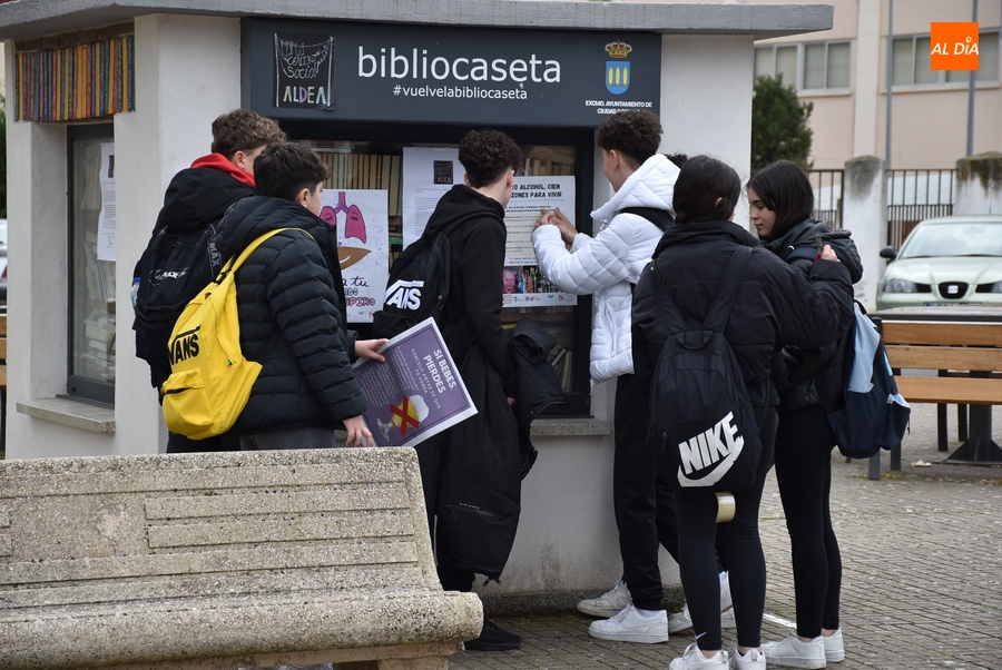 Alumnos del IES Tierra y Misioneras pegan carteles para fomentar hábitos saludables