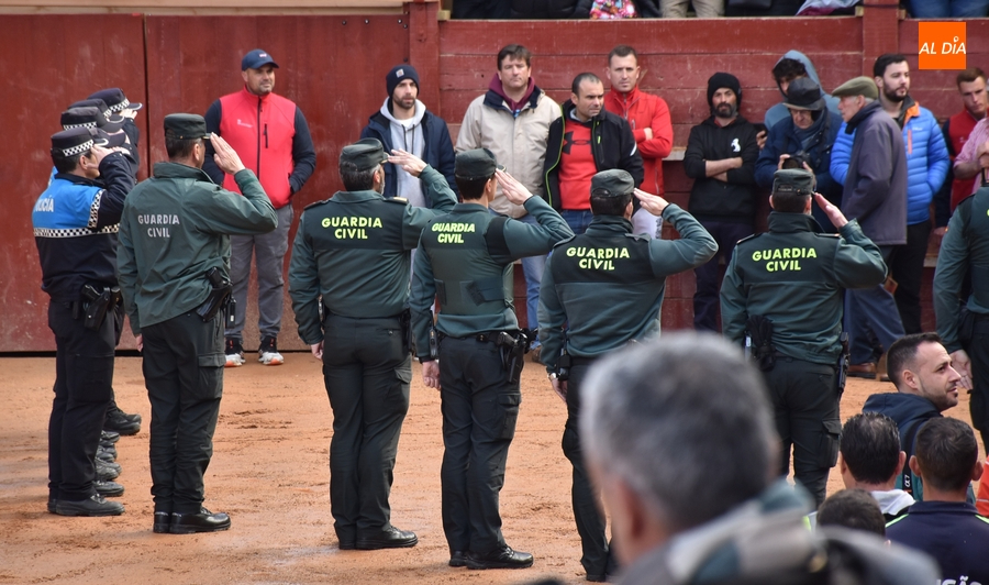 El Carnaval guarda un minuto de silencio por los guardias civiles asesinados en Barbate