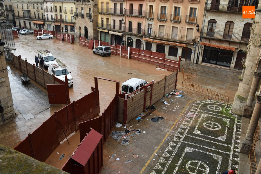 Desmontado el último tablao mientras el ‘rectángulo mágico’ aguanta un día más de lo habitual
