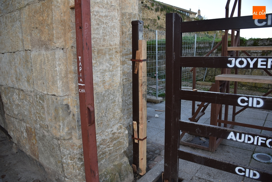 Colocados en el Registro una puerta adicional, mallazo y listones de madera para la capea de Piñata