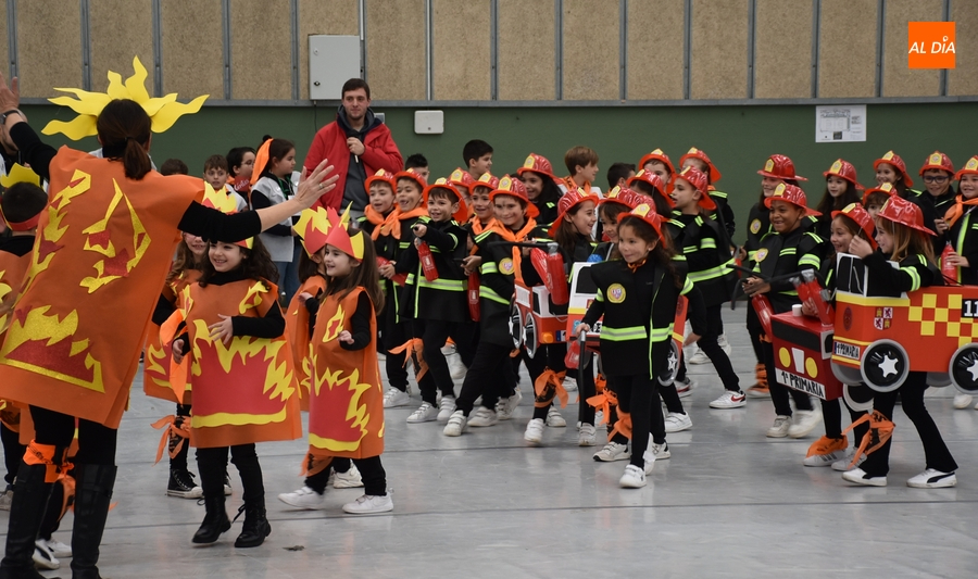El ‘cole más carnavalero’ ensaya el Campanazo tras desfilar a cubierto en el Pabellón