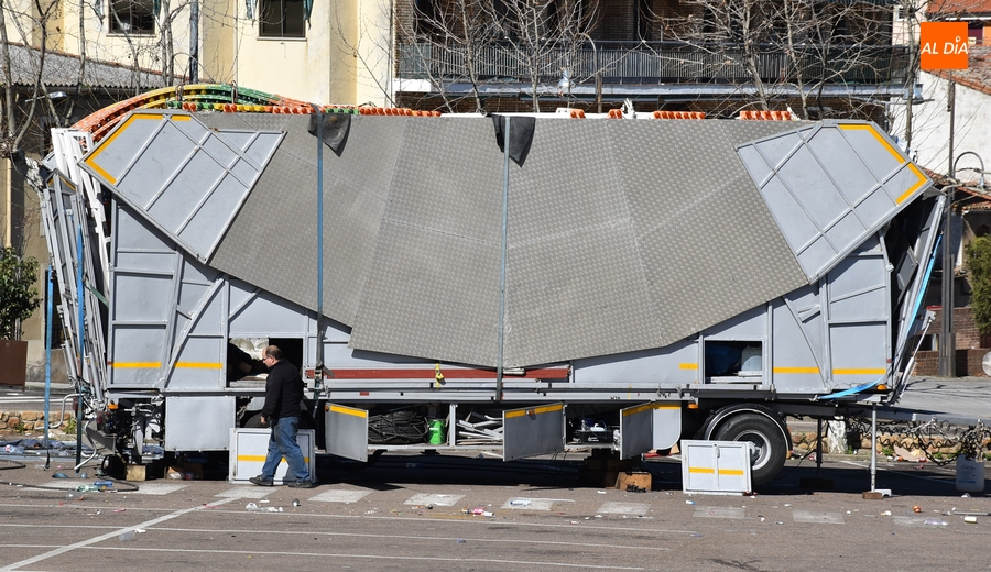 Los coches chocones se quedan solos mientras se siguen retirando casetas de peñas