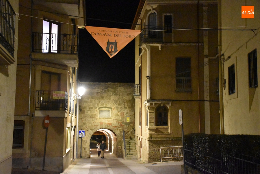 La iniciativa de la calle San Juan de colgar pañuelos farinatos se extiende a más vías