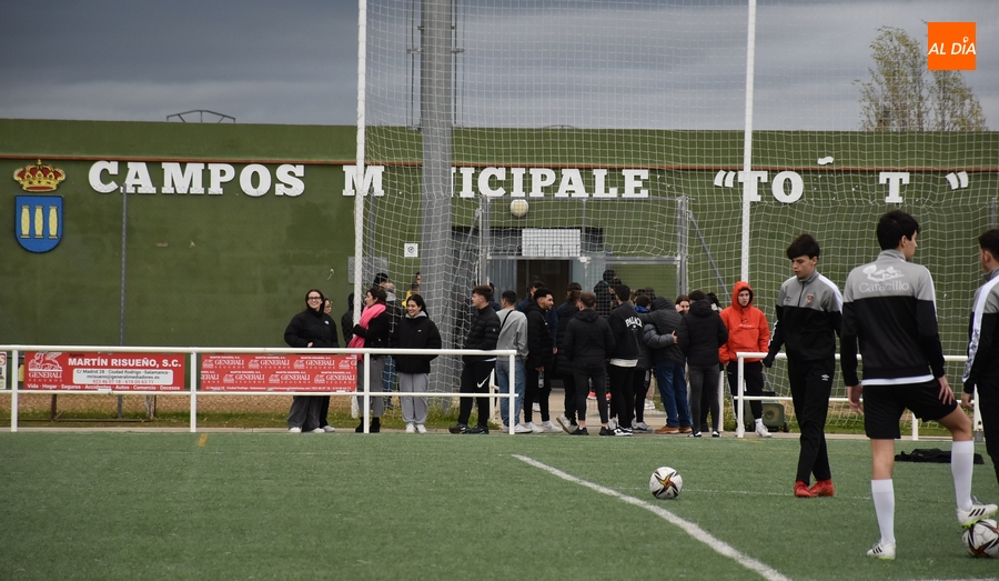 Reclaman que se repongan las letras caídas de la leyenda ‘Campos Municipales Toñete’