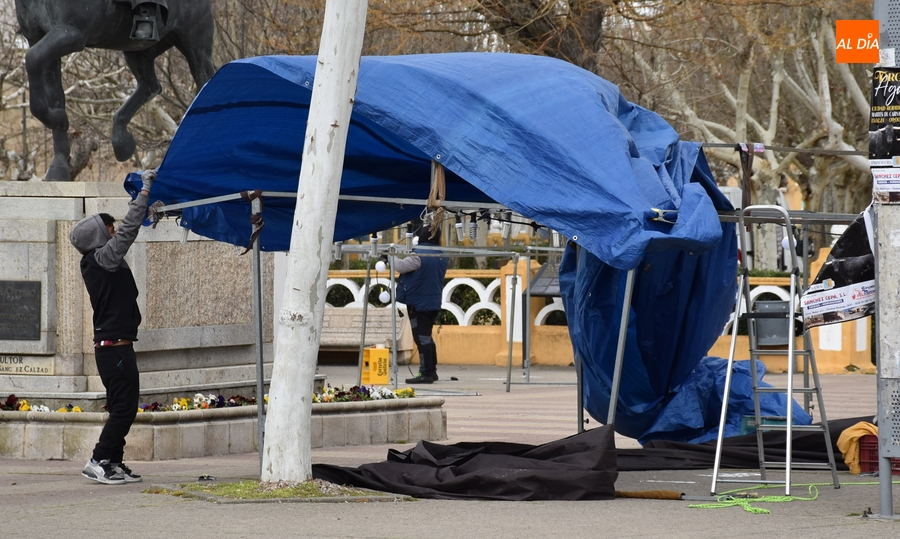 Comienza la instalación de los puestos ambulantes entre notables rachas de viento