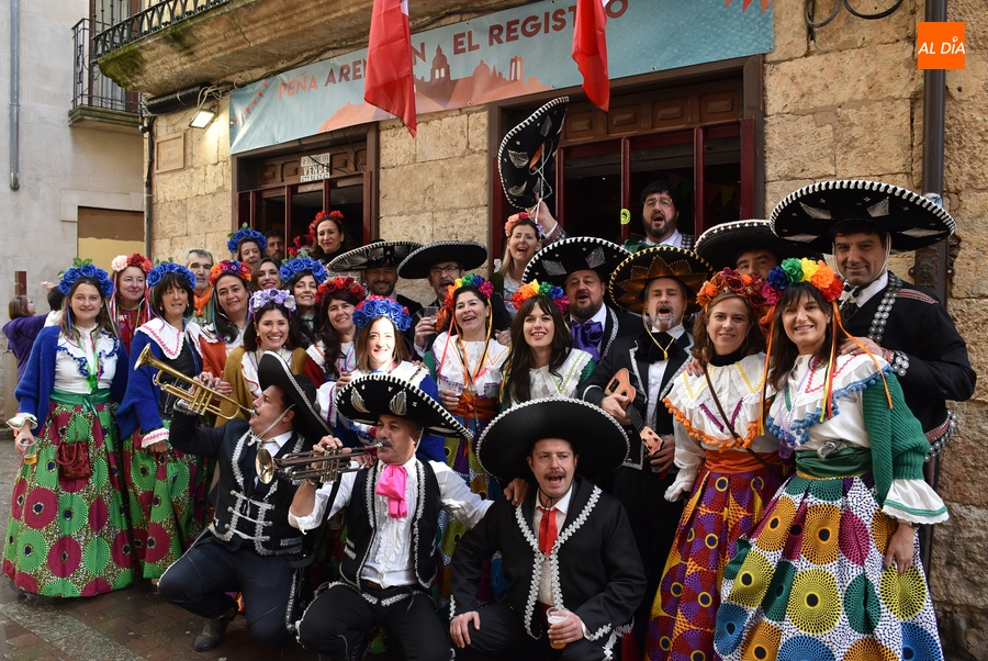 Las idas y venidas de la lluvia no afectan a las ganas de fiesta de los mirobrigenses