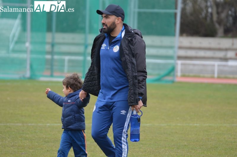 El Salamanca UDS entrena con público en Las Pistas: Galván y Espina, tocados; Amaro y Mati, centrales; Navas, arriba con Fassani