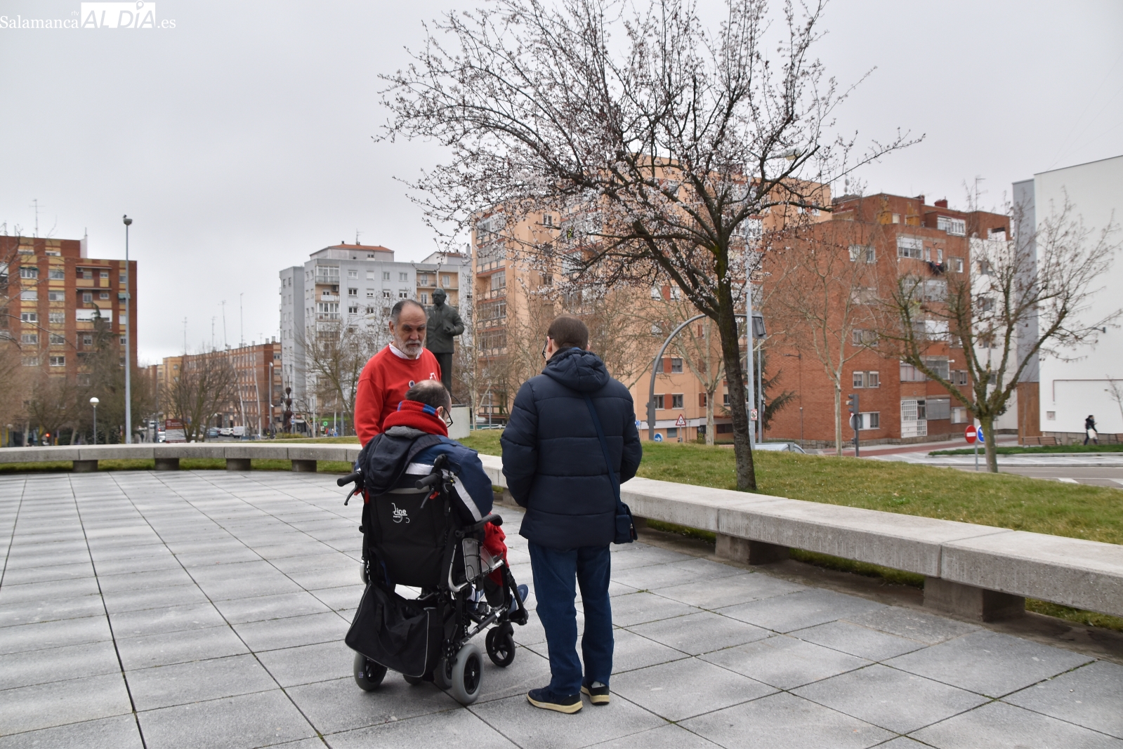 Voluntarios que dan un pequeño descanso a los cuidadores