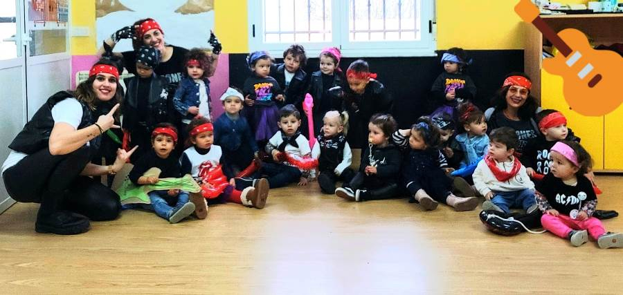 ‘La Pequeña Fuente’ recibe el Carnaval vestidos de rockeros