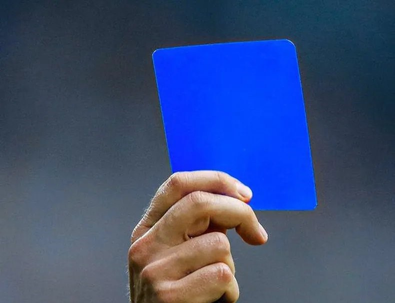 La FIFA aclara que es incorrecto y prematuro hablar de tarjetas azules en el fútbol de élite