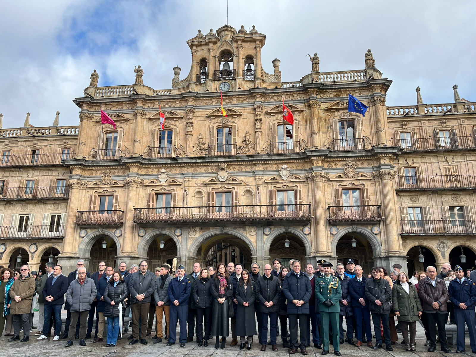 Minuto de silencio en la Plaza Mayor por la muerte de los dos guardias civiles en Barbate