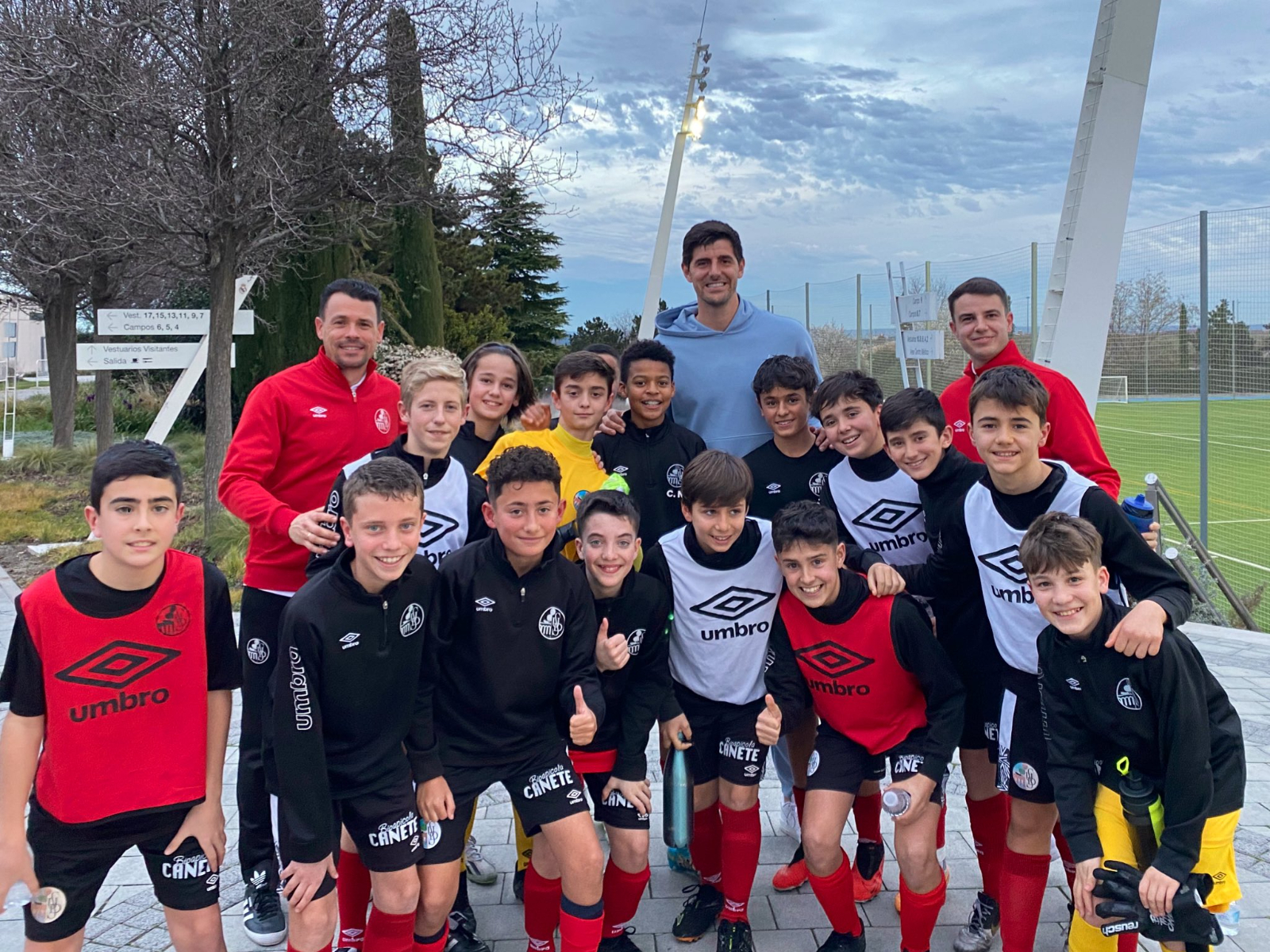 Canteranos del Salamanca UDS juegan amistosos contra el Real Madrid... ¡y conocen a Courtois en Valdebebas!