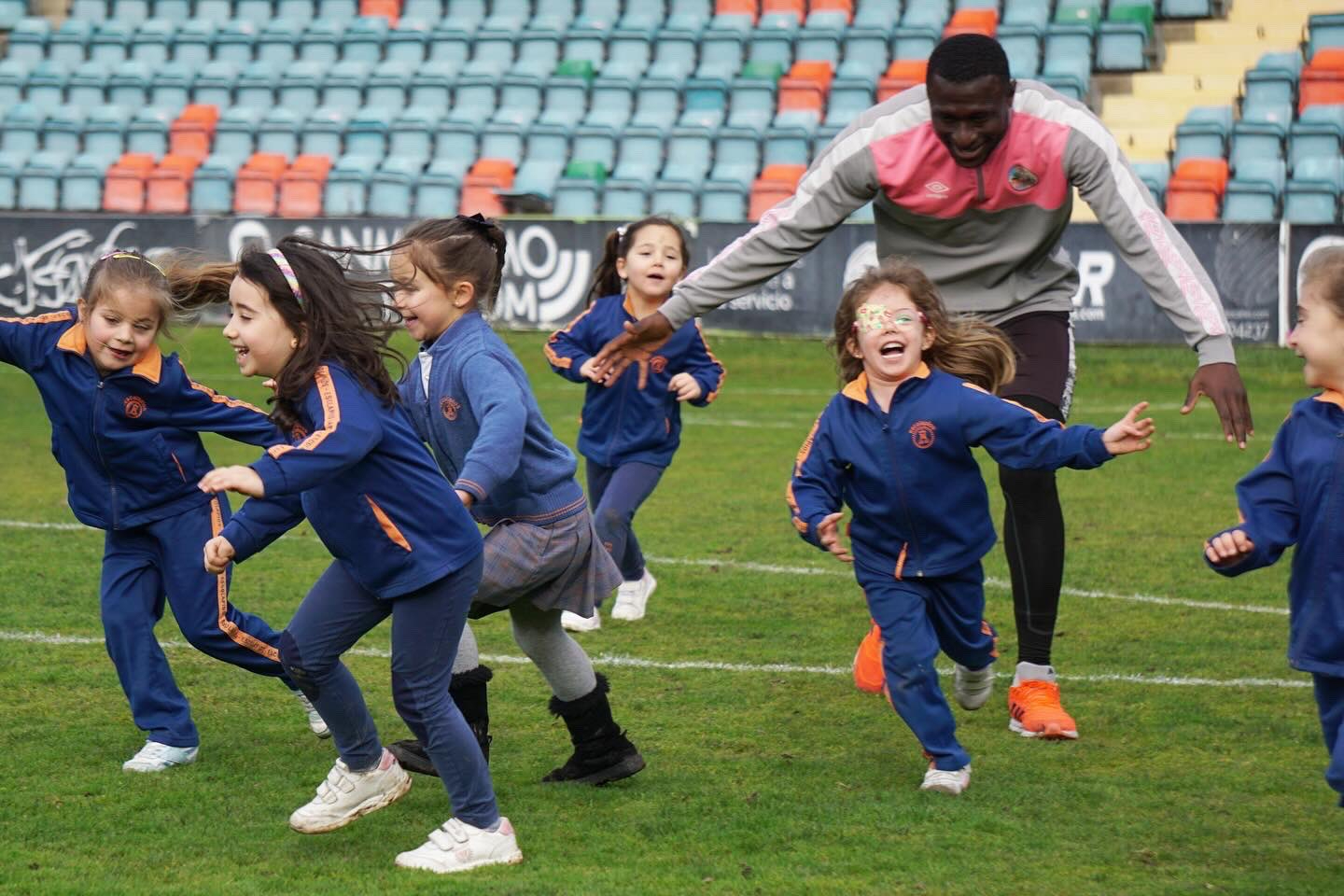 La ilusión de los niños del Calasanz por pisar el Helmántico y jugar con los futbolistas del Salamanca UDS