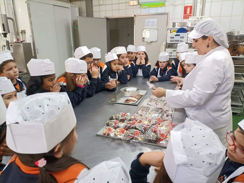 Visita del Colegio Antonio Machado al obrador de Confiterías Gil