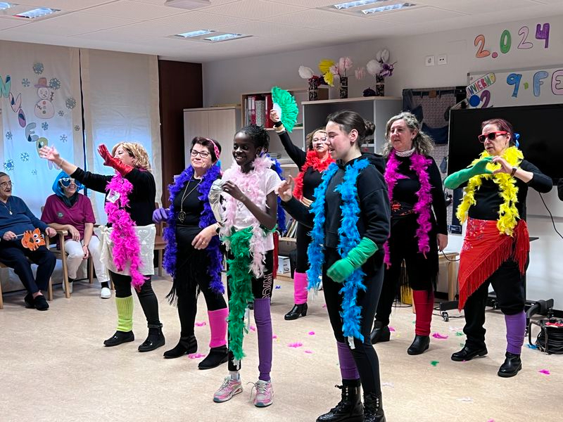 El grupo de chirigotas visita a los mayores de Guijuelo