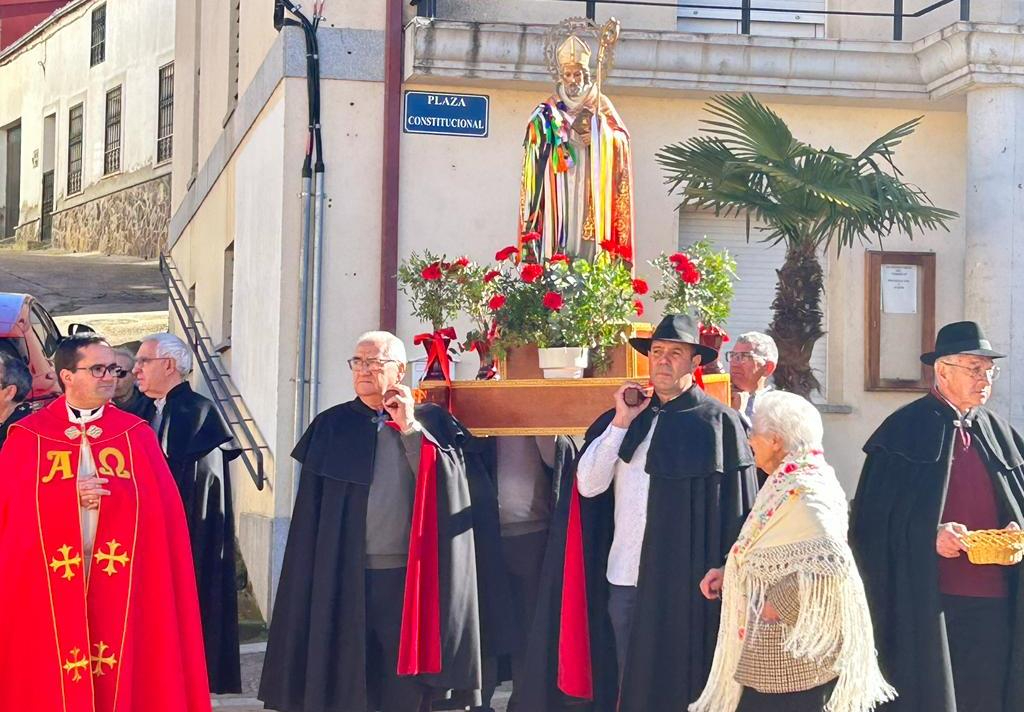 San Blas recorre con gran solemnidad las calles de Serradilla del Arroyo