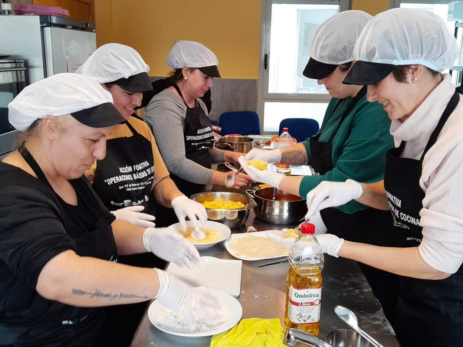 Las alumnas de la acción de cocina de Cáritas afrontan el módulo de preelaboración y conservación